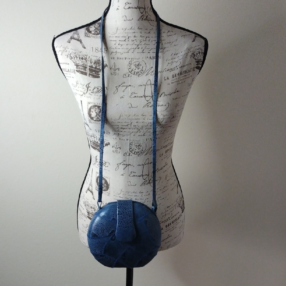 Navy Blue Crossbody Bag with Sporty Sophistication